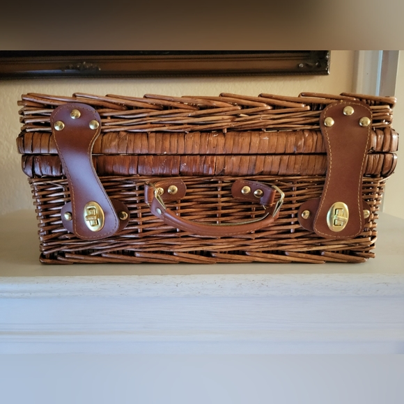 Brown Wicker Pinic Basket - Picture 7 of 8